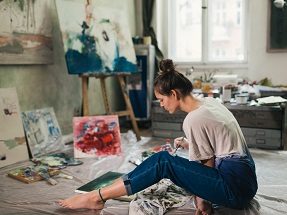 Jak oświetlić sztalugę w pracowni malarskiej?